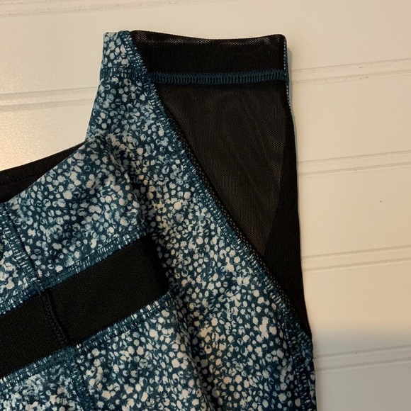 SALE! Lululemon Teal and White Inspire Tight Leggings - Picture 6 of 12